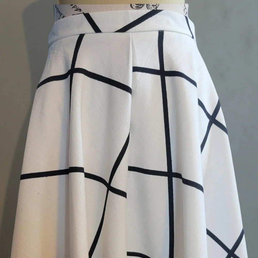 Elegant White and Black Grid Skirt - Picture 6 of 8